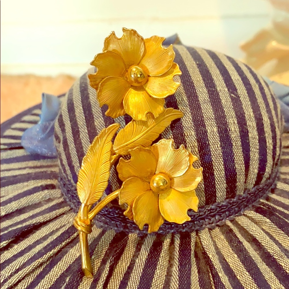 5/20 VTG Floral Gold Toned Coro Brooch